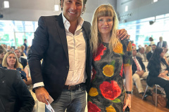 Iker Jiménez junto a Armelle Pape Van Dyck
