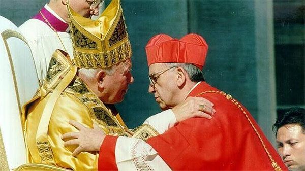 Jorge Mario Bergoglio abraza al Papa Juan Pablo II