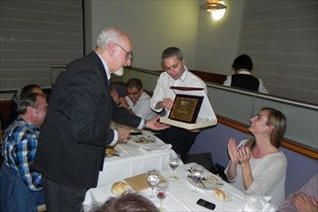 La ACPE entrega placas de agradecimiento a Marta Reyero y Vicente Vallés