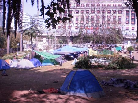 Latinos acampados en el deteriorado centro Histórico de São Paulo