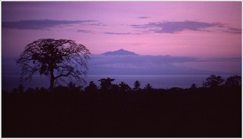 Bioko vista desde Victoria, Camerún, 1982