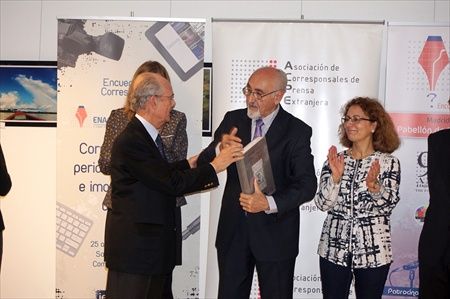 La ACPE recibe como obsequio el libro: Homenaje Universal al Idioma Español