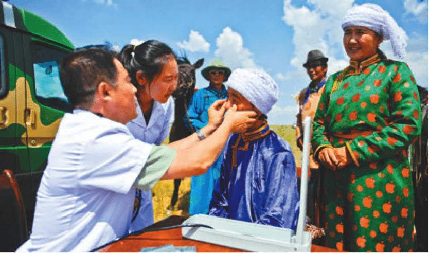 Un equipo de médicos asiste a los habitantes en una zona de pastores de la región autónoma de Mongolia Interior