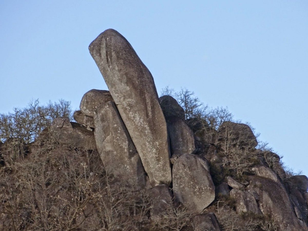 Peña Corneira.Carballeda de avia. Monumento megalítico natural