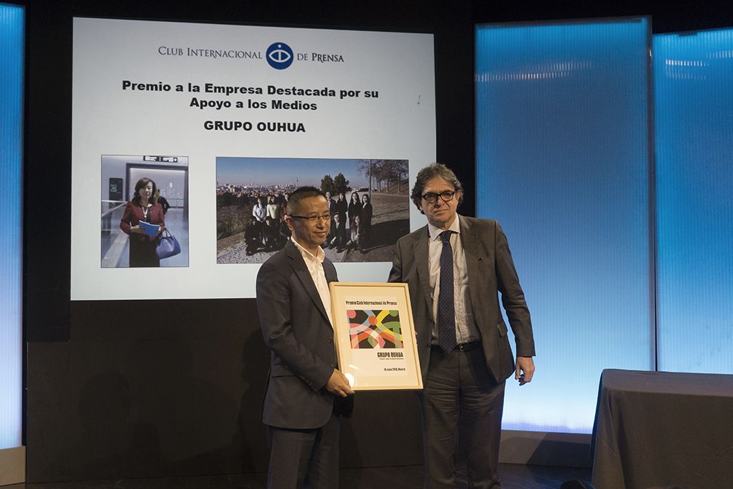 El Director del Grupo Ouhua y Juan Cacicedo