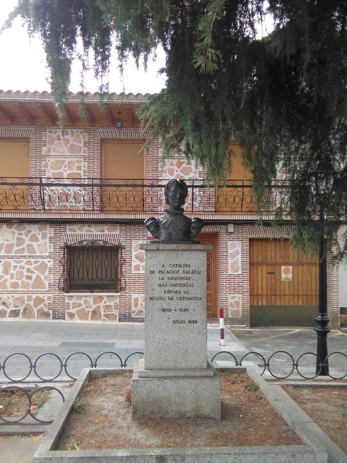 Busto de Catalina de Palacios en la Plaza de España
