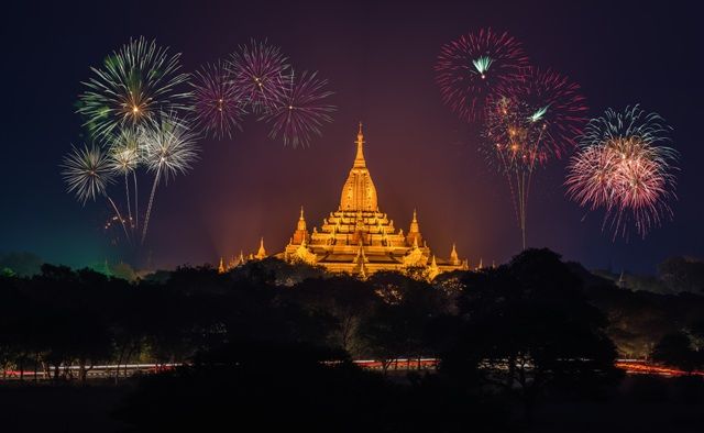 Fuegos artificiales en Shwedagon Paya
