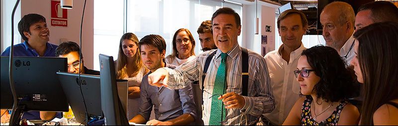 Pedro J. Ramírez con miembros de la redacción